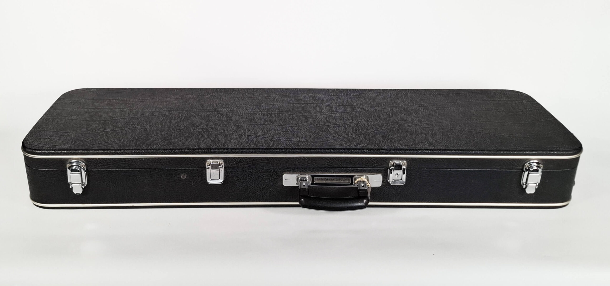 Tsugaru Koffer | schwarz mit silber โ Bild 2