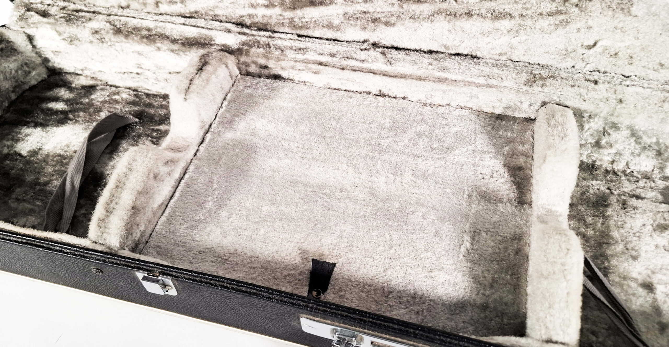 Tsugaru Koffer | schwarz mit silber โ Bild 6