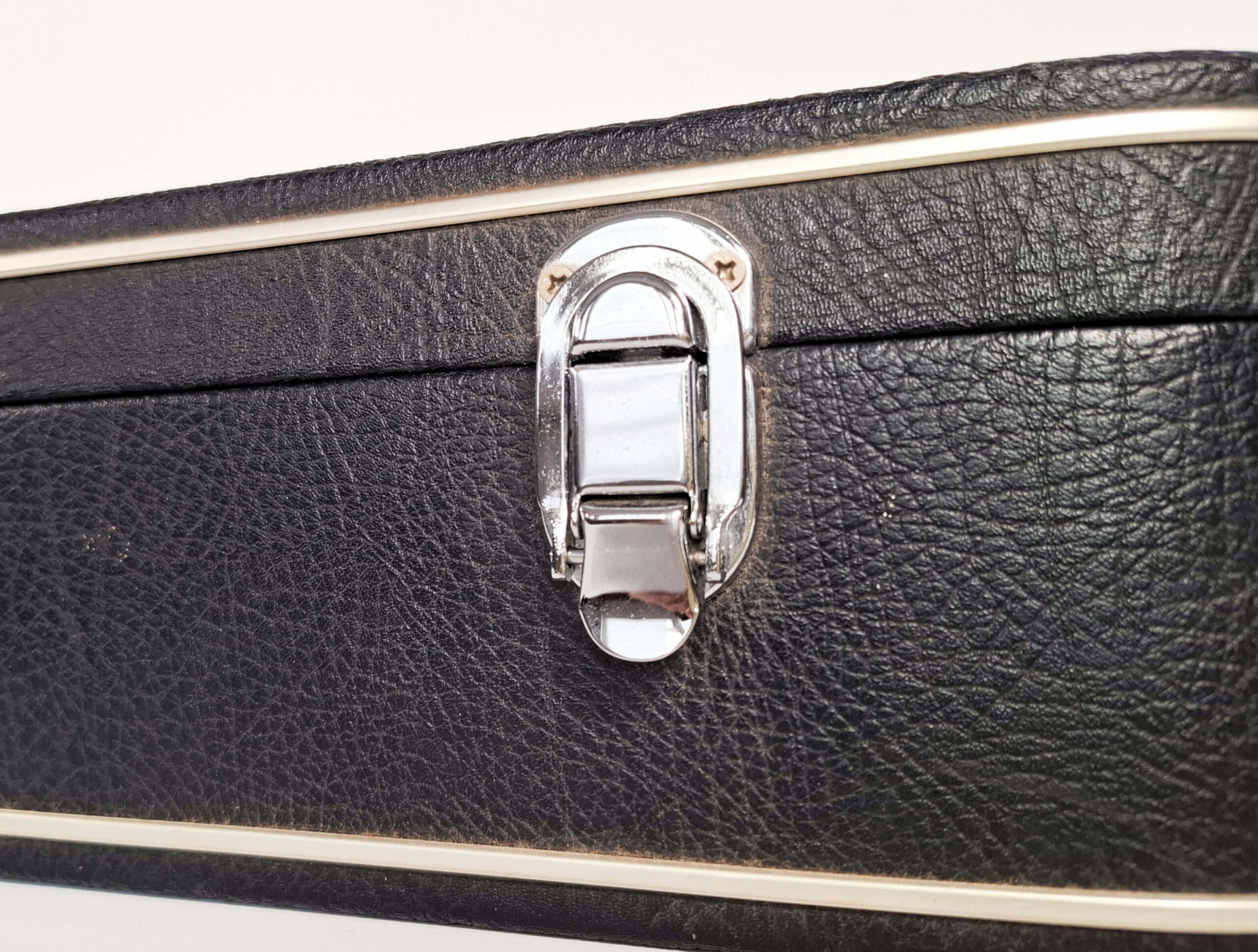 Tsugaru Koffer | schwarz mit silber โ Bild 8