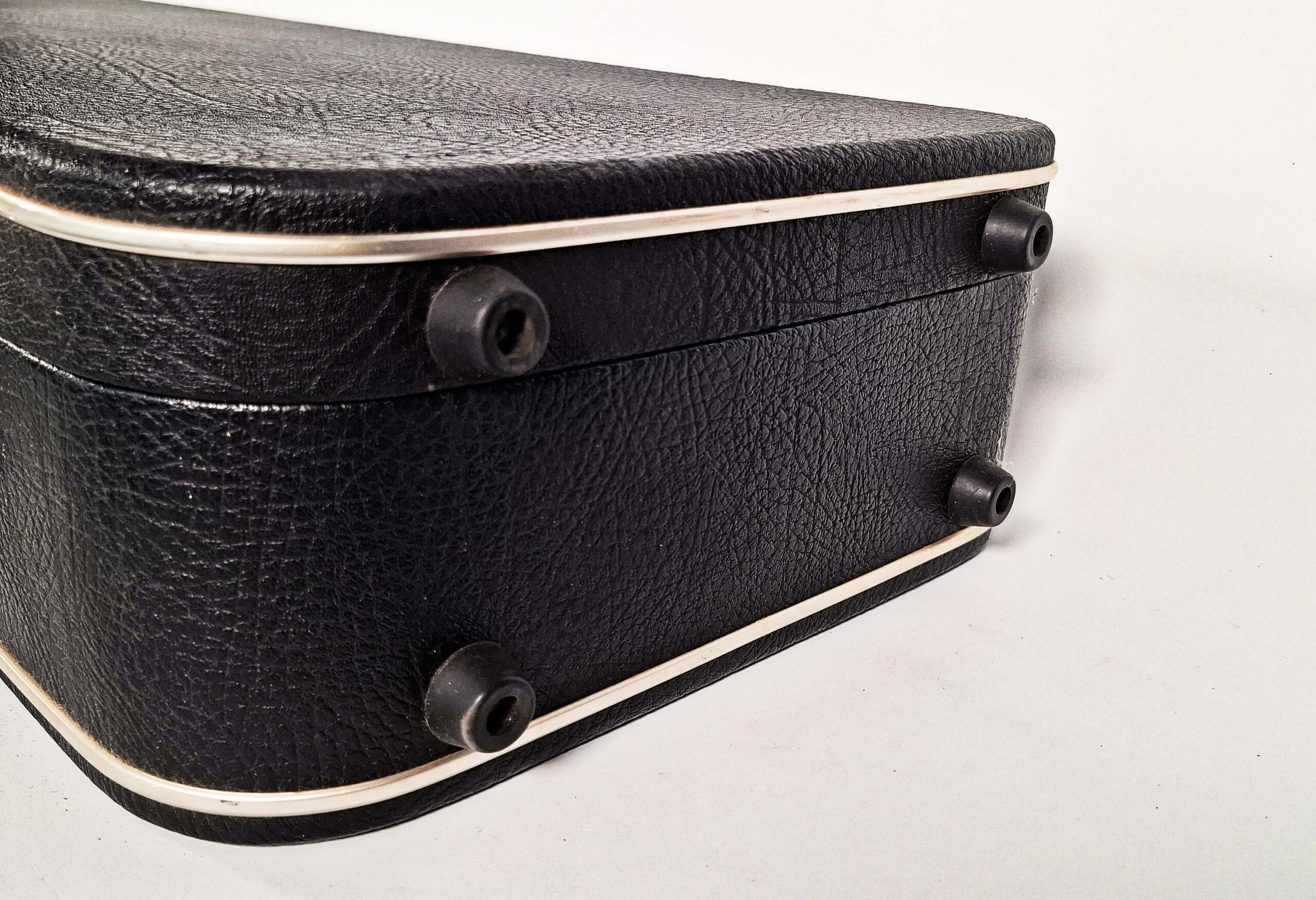 Tsugaru Koffer | schwarz mit silber โ Bild 9