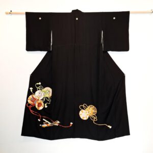 Kurotomesode mit Trommeln und Flöten